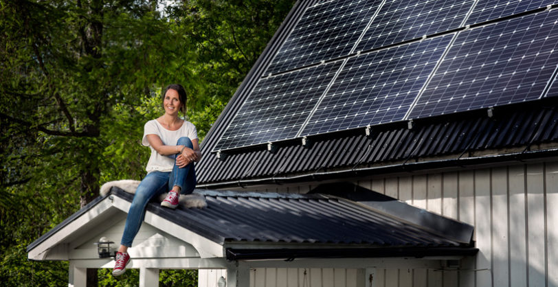 solceller-tak-kvinna-farstukvist solceller-tak-kvinna-farstukvist